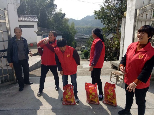 庄团村志愿者到敬老院送慰问品.jpg
