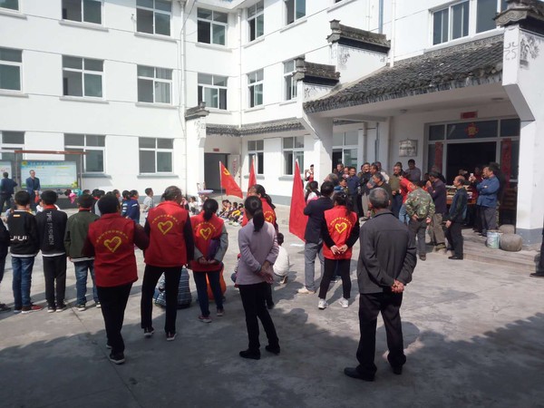 长安学校到敬老院看望老人.jpg